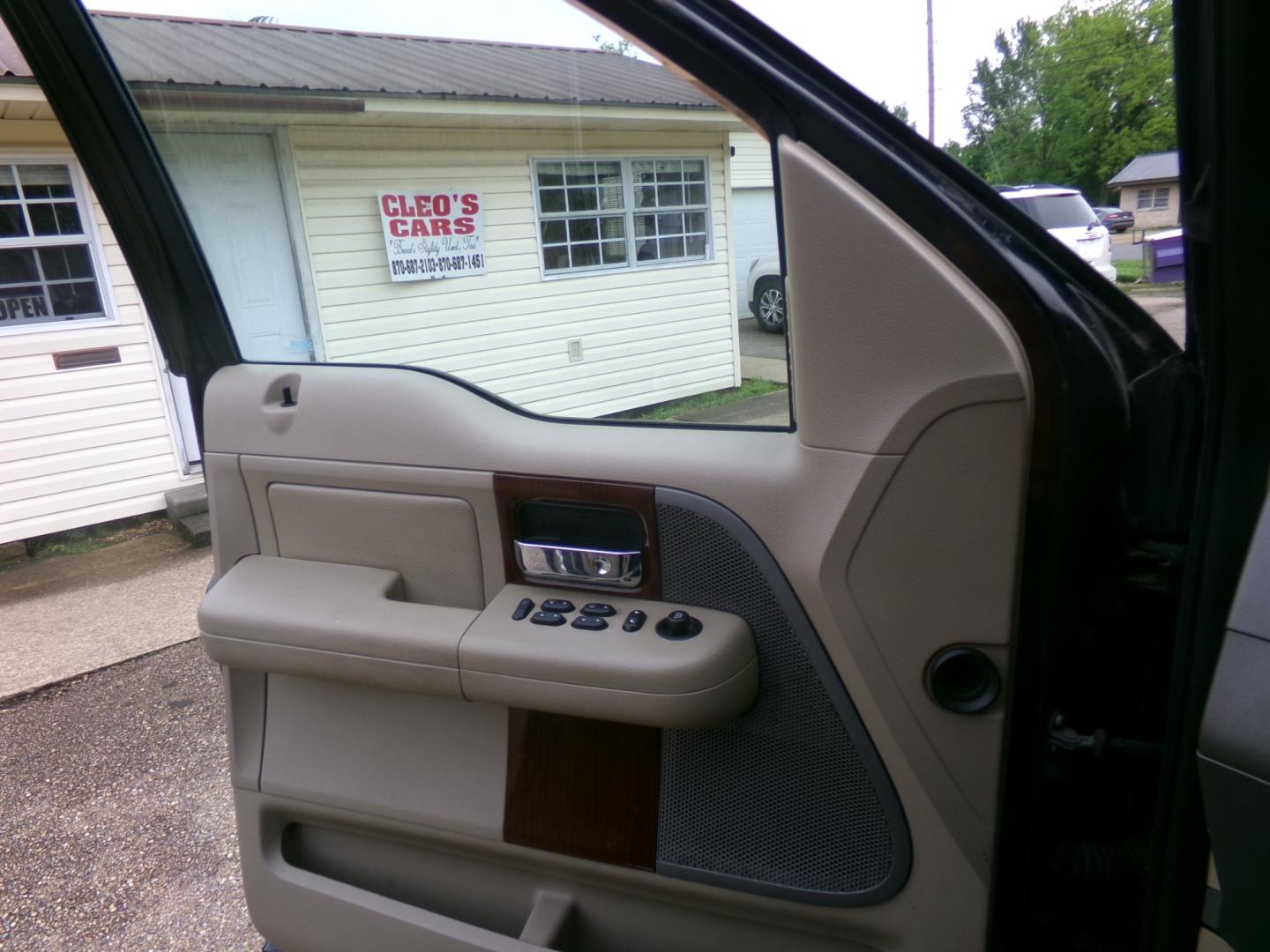 2008 Black /Tan Ford F-150 Lariat SuperCrew (1FTPW14V48K) with an 5.4L V8 SOHC 24V FFV engine, 4-Speed Automatic Overdrive transmission, located at 401 First NE, Bearden, AR, 71720, (870) 687-3414, 33.726528, -92.611519 - Photo#6